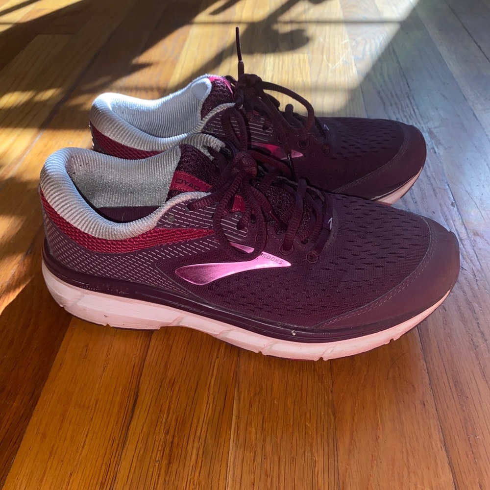 Brooks running shoes size 8 dyad maroon